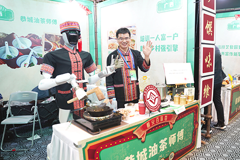 全國勞務協作暨勞務品牌發展大會上,機器人在打油茶。(中新社記者 黃艶梅 攝)