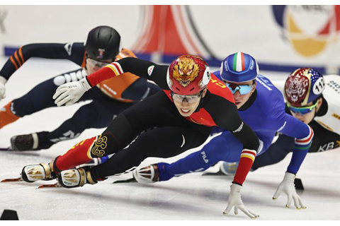 ◎ 十一月二十三日,中國隊選手孫龍(前)在比賽中。在波蘭格但斯克舉行的國際滑聯短道速滑世界巡迴賽暨米蘭冬奧會資格賽第三站男子五千米A組決賽中,韓國隊奪得冠軍,中國隊獲得亞軍,意大利隊獲得季軍。(新華社記者 高靜 攝)