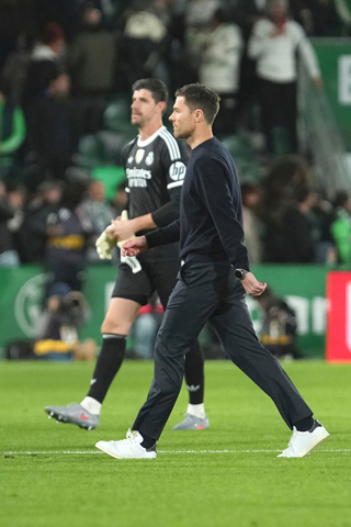 ◎ 皇馬主帥阿朗素和門將高圖爾斯昨役散場時表情欠佳。(美聯社)