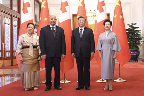 ◎ 十一月二十五日上午,中國國家主席習近平在北京人民大會堂會見來華進行國事訪問的湯加國王圖普六世。會見前,習近平和夫人彭麗媛在人民大會堂北大廳為圖普六世和王后娜娜茜帕烏舉行歡迎儀式。(中新社記者盛佳鵬 攝)