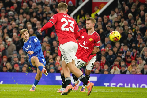 ◎ 藍衣愛華頓中場杜斯貝利賀爾射破曼聯大門。(美聯社)