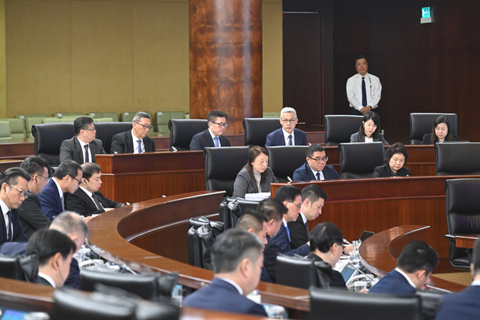 ◎ 戴建業昨列席立法會先後引介二0二六年財政年度預算案法案、及廣告法法案。