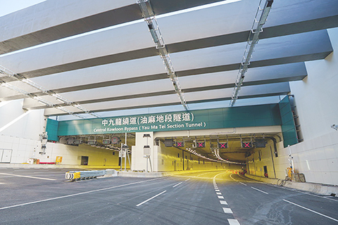 ◎ 十一月二十六日,香港大埔宏福苑發生五級火警,宏昌閣外牆棚架率先起火,其後蔓延至宏泰閣及宏新閣等大廈。截至傍晚八時,火警造成最少十三死五傷,其中兩名傷者情況危殆、一人情況嚴重,一名消防員殉職。(香港中通社記者 謝光磊 攝)