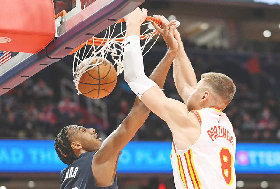 ◎ 鷹隊八號波辛基斯昨役扣籃成功,終場不敵巫師。(美聯社)