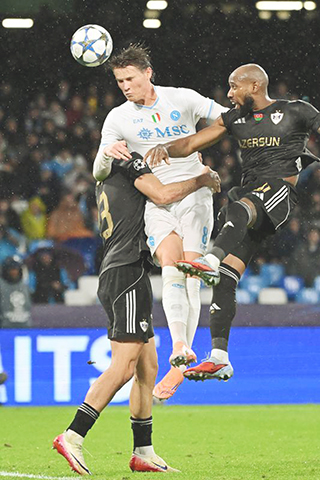 ◎ 白衣麥湯米尼昨晨在歐冠為拿玻里先破卡拉巴克大門。(新華社發)