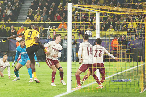 ◎ 多蒙特九號古拉斯頂破維拉利爾城防,他昨役梅開二度。(新華社發)