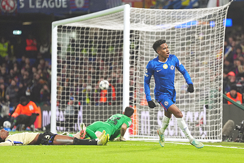 ◎ 車路士射手艾斯迪華奧攻破巴塞大門。(美聯社)