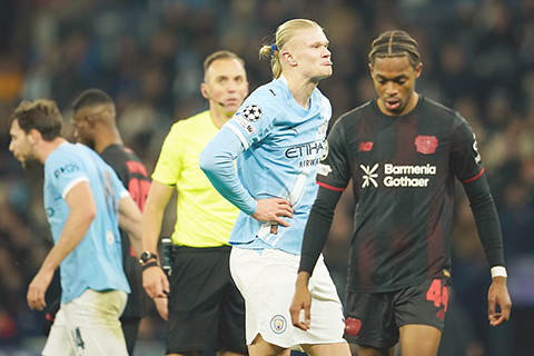 ◎ 夏蘭特(中)一臉不可置信:怎麼會被客軍利華古遜破門呢?(美聯社)