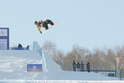 ◎ 十一月二十七日,中國選手蘇翊鳴在單板滑雪男子大跳台資格賽中。最終,他晉級決賽。國際雪聯單板滑雪大跳台世界盃賽季揭幕戰資格賽在河北張家口市崇禮區雲頂滑雪場舉行。(新華社記者 盧星吉 攝)