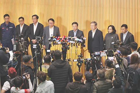 ◎ 十一月二十七日下午,香港特區行政長官李家超聯同相關官員在政府總部就大埔宏福苑五級火警跟進工作會見傳媒。(香港中通社記者 謝光磊 攝)