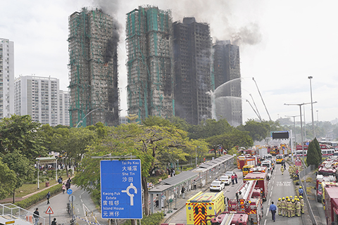 ◎ 香港大埔宏福苑五級火,至十一月二十七日下午造成五十五人死亡。消防處表示,有五十一人當場死亡,四人送院後不治,包括一名殉職消防員,另有七十二名傷者,包括八名情況穩定的消防人員。(香港中通社 陳奕啟 攝)