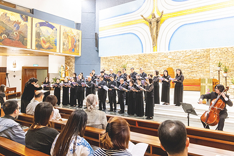 ◎ 陳培熹大提琴為合唱伴奏。