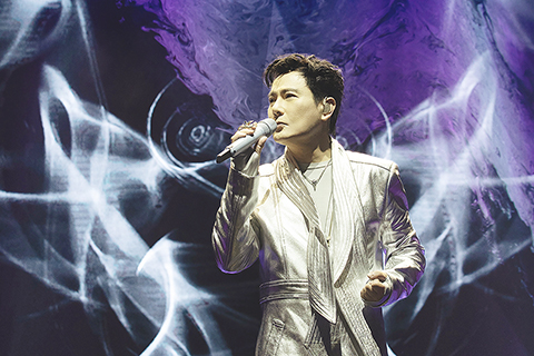 ◎ 台灣「情歌王子」張信哲日前在倫敦「OVO Arena Wembley」舉辦《未來式 OUR STORY 世界巡迴演唱會》,也是他生平第二度在英倫開唱。(香港中通社圖片)