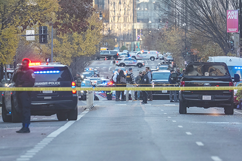 ◎ 十一月二十六日,美國兩名國民警衛隊成員在白宮附近遭到槍擊,傷情嚴重。美國警方表示,嫌疑人已被抓獲。圖為當日,在美國首都華盛頓,警方封鎖案發現場附近街道。(新華社記者 胡友松 攝)