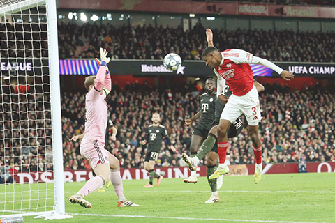 ◎ 十一月二十六日,阿仙奴後衛莫斯基拉(上)頭球攻門。在英國倫敦舉行的歐冠聯賽階段第五輪比賽中,拜仁門將紐亞想不到會這樣忙。(新華社記者 李穎 攝)