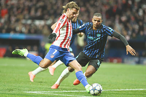 ◎ 十一月二十六日,馬德里體育會基斯文(左)射門。馬體會主場二比一戰勝意大利國際米蘭隊。(新華社記者 程敏 攝)