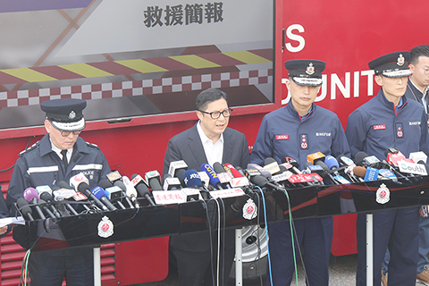 ◎ 香港大埔發生五級大火,消防員十一月廿八日仍在救援。特區政府保安局局長鄧炳強當日見記者表示,這場大火至今造成一百廿八人死亡、七十九人受傷。警方不排除進入現場進行詳細調查和搜證時,有機會再發現燒焦遺體。一百廿八名死亡人士中,有卅九名已確認身份,餘下遺體中約有一半是在單位內找到,相信稍後時間能辨認身份,其他仍需時間確認身份。(香港中通社記者鄧梓傑 攝)