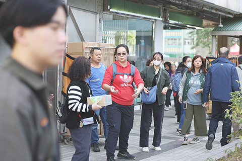 ◎ 十一月廿八日,香港大埔宏福苑五級火於當日上午已大致救熄。志願者們依舊在無聲的接力,自發組成「人牆」,以雙手接力傳遞飲用水等物資。圖為志願者們站一排接力物資。(香港中通社記者 鄧梓杰 攝)
