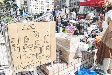 ◎ 十一月廿八日,香港大埔宏福苑火災現場附近的廣福邨公眾活動平台上,社會各界的物資援助、互幫互助有序持續開展。(中新社記者侯宇 攝)