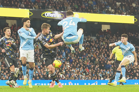 ◎ 曼城科頓(47)復甦,重拾射門靴、圖為其捅破水晶宮大門,拉弓的一剎那。(美聯社)