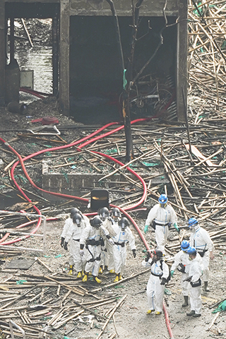 ◎ 十二月一日,香港大埔宏福苑五級火警第六日,警方和消防繼續在現場搜證。截止當日下午四時,罹難人數增至一百五十一人,其中警方的DVIU(災難遇害者辨認組)在最先起火的宏昌閣,移出八具遺體,其中的五具為最新發現,三具為較早前發現的。(香港中通社記者陳奕啟 攝)