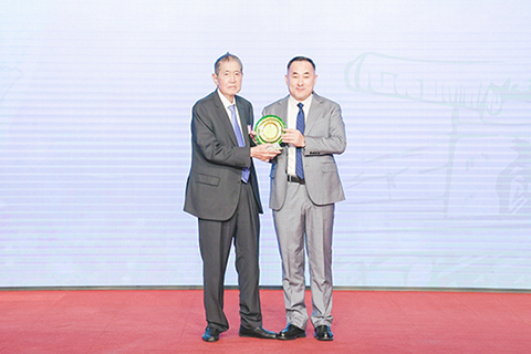 ◎ 馬有恆會長向解放軍駐澳部隊參謀長邵春貴致送紀念品。