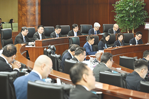 ◎ 一連五場立法會辯論明年政府施政方針大會結束。昨日守尾門的是運輸工務司司長譚偉文。