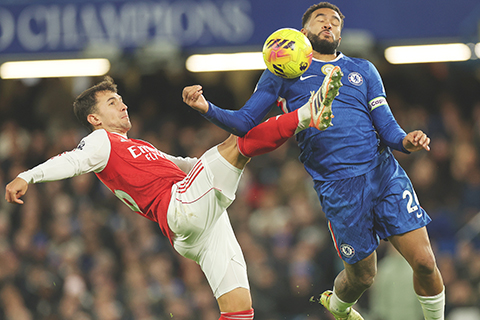 ◎ 十一月三十日,阿仙奴的馬丁.祖比門迪(左)在英格蘭倫敦車路士對阿仙奴的英超足球比賽中,與車路士的里斯.占斯大鬥功架爭搶。(美聯社照片/伊恩.沃爾頓)