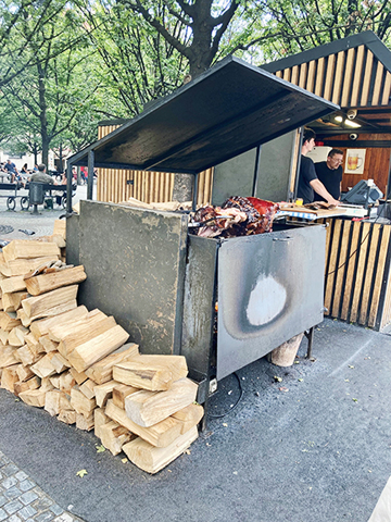 捷克地道的木材燒豬手