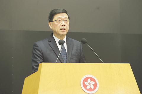 ◎ 特首李家超向傳媒講述救災工作進度。(中通社圖)