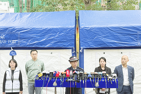 ◎ 香港警方在大埔宏福苑火災現場闡述搜救進度。(中通社圖)
