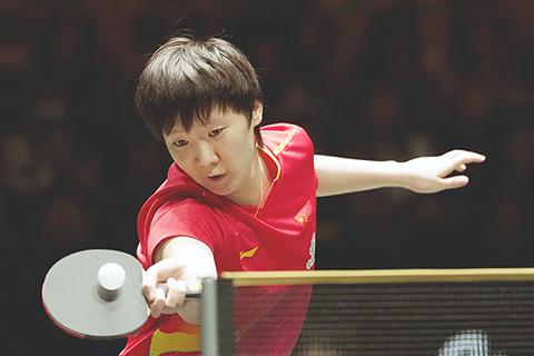 ◎ 十二月二日,四川成都,中國隊隊員王曼昱在女子單打比賽中。國際乒聯混合團體世界杯第一階段比賽中,中國隊以八比0戰勝智利隊。(中新社記者 安源 攝)