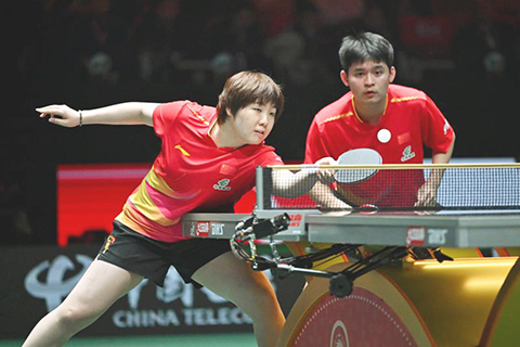 ◎ 十二月一日,中國隊組合蒯曼(左)/林詩棟在混雙比賽中。他們三比0戰勝埃及隊組合巴德爾·穆斯塔法/瑪爾娃·阿爾霍達比。(新華社記者 胥冰潔 攝)