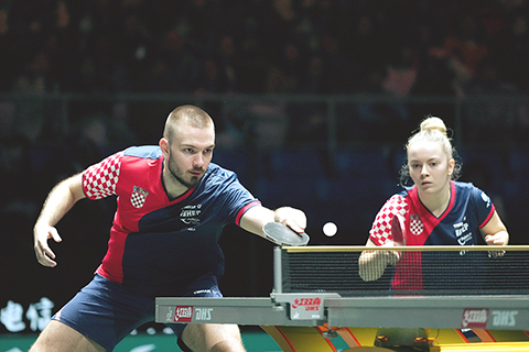 ◎ 十二月二日,四川成都,克羅地亞隊隊員伊沃·本(左)與哈娜·阿拉波維奇在混合雙打比賽中。成都國際乒聯混合團體世界杯第一階段比賽中,日本隊以八比二勝克羅地亞隊。(中新社記者 安源 攝)