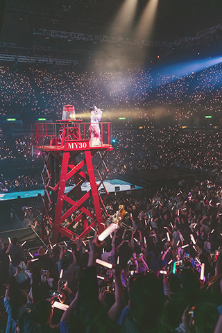 ◎ 楊千嬅演唱會周二晚遇到信號干擾問題,冷靜應對,展現舞台精神。