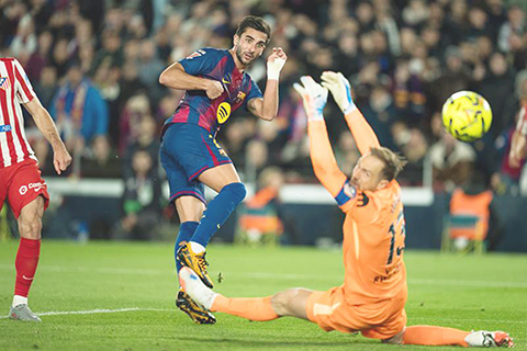 ◎ 費蘭托里斯為巴塞破馬體會大門。(新華社發)