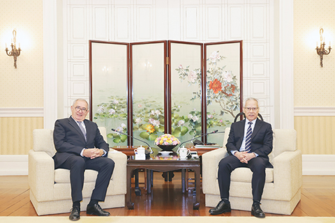 ◎ 行政長官岑浩輝昨日與葡萄牙議會外委會主席塞薩里奧會面。