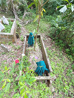 包上綠色布料的墓碑