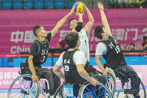 ◎ 十二月六日,北京隊球員談華軍(中)在廣州比賽中投籃。在全國第十二屆殘疾人運動會暨第九屆特殊奧林匹克運動會輪椅籃球項目男子三人籃球小組賽中,北京隊二十一比五戰勝河南隊。(新華社記者朱崢 攝)