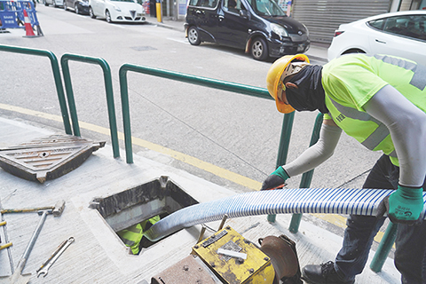 ◎ 自來水公司採用非開挖技術修復亞豐素街水管。