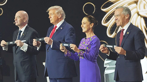 ◎ 美墨加三國領袖和國際足協主席(左)昨晨主持二0二六年世界盃足球賽分組儀式。(美聯社)