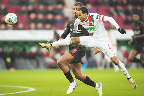 ◎ 白衣褲奧格斯堡隊戰至今晨,二比0打退利華古遜。德甲另一仗,拜仁(哈利卡尼三球)五比0客勝史特加。(美聯社)