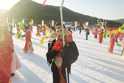 ◎ 十二月六日,參加活動的竇義連扮演的豬八戒角色出現在內蒙古美林谷滑雪場的廣場上。( 中新社記者李愛平 攝)