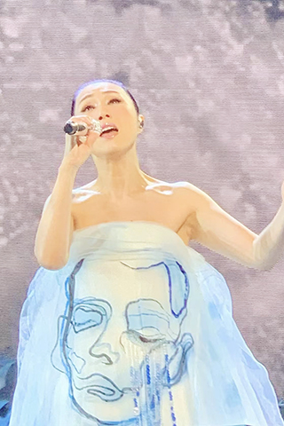 ◎ 今年係楊千嬅入行三十周年,除咗舉行一連六場紅館演唱會,亦灌錄翻唱自己金曲嘅專輯,作為音樂旅途嘅回顧,亦係佢送畀樂迷嘅禮物,而樂迷們最記得的,應該就係當年千嬅喺樂壇頒獎禮首奪大獎時嘅豪言:我乜都無,淨係心口有個勇字!希望千嬅保持熱血,不忘初心,繼續唱!