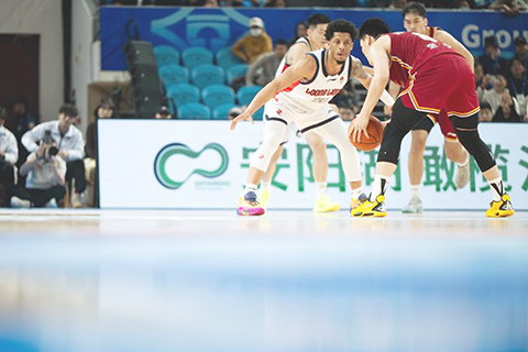 ◎ 十二月七日,山西汾酒隊球員張寧(前右)尋找突破機會。在湖北武漢舉行的第二屆CBA俱樂部杯賽比賽中,山西汾酒隊八十比七十三戰勝廣州朗肽海本隊。(新華社記者 蕭藝九 攝)