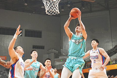 ◎ 十二月七日,青島嶗山啤酒隊球員王睿澤(右二)上籃。在湖南長沙舉行的第二屆CBA俱樂部杯賽比賽中,青島嶗山啤酒隊一百一十六比九十三戰勝天津先行者隊。(新華社記者 陳振海 攝)