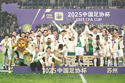 ◎ 十二月六日,北京國安隊在頒獎儀式上慶祝奪冠。在江蘇蘇州舉行的中國足球協會杯決賽中,北京國安隊三比0戰勝河南俱樂部酒祖杜康隊,第五次奪得足協盃冠軍。(新華社記者 李嘉南 攝)