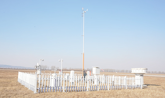 圖為建在機場裡面的「氣象觀測站」。(劉禹辰 攝)