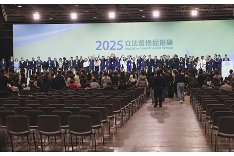 ◎ 十二月八日凌晨十二時許,二0二五年香港立法會換屆選舉選舉委員會界別四十席當選名單最先公佈結果。(香港中通社記者謝光磊 攝)