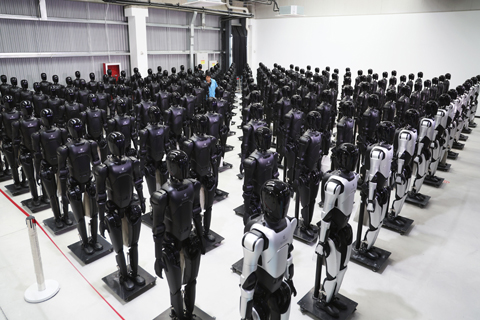 ◎ 十二月八日,工程師在量產工廠調試機器人。當日,智元第五千台通用具身機器人──靈犀X2正式量產下線。作為上海首家人形機器人量產企業,智元機器人出貨量從二0二五年初的一千台躍升至五千台。(中新社記者 湯彥俊 攝)